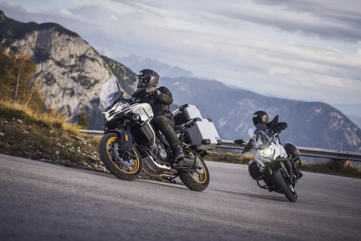 cfmoto-hero-image-mt-touring-both-03.jpg